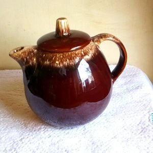 Hull brown drip 2 quart teapot in excellent condition circa 1970